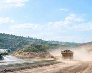Chemical Road Dust Suppressant vs Air: Mana yang Lebih Efisien untuk Jalan Hauling